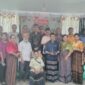 Dewan guru, para pendiri dan undangan lain pose bersama usai merayakan Ekaristi pada HUT SMP Negeri Aewora ke - 13 Sabtu, 15 Maret 2025