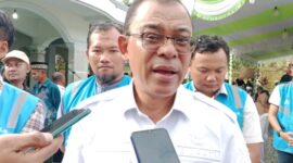 Bupati Ende Yoseph Badeoda ketika diwawancarai media ini di masjid Al Anshor Ndona, Rabu 19 Maret 2025