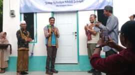 General Manager PT PLN wilayah NTT Eko Sulistyono meresmikan Rumah Alquran di Lingkungan Sokomaki, Kelurahan Lokoboko, Kecamatan Ndona, Kabupaten Ende, NTT, Rabu 19 Maret 2025