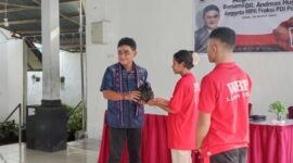 Wakil Ketua komisi XIII DPR RI AHP memberikan bantuan untuk warga binaan lapas Ende