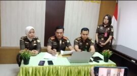 Kejari Ende menggelar konferensi pers soal penahanan tersangka korupsi kasus Lowolande Kecamatan Kotabaru