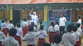 Kegiatan sosialisasi dan simulasi Gerakan Sekolah Bersih dan Sehat di SDK Wololele B, Ende. (Foto: Che/ Indonesia Satu)
