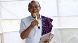 Bupati Ende, Yoseph Benediktus Badeoda, ketik memberikan sambutan di acara panen perdana Melon di Waturaka/Ket Foto ; Alfons Tari