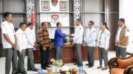 Komisioner KPU Lembata beserta Sekretaris KPU Lembata Serahkan Dana Sisa Pilkada 2024 Ke Pemerintah