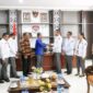 Komisioner KPU Lembata beserta Sekretaris KPU Lembata Serahkan Dana Sisa Pilkada 2024 Ke Pemerintah