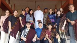 Tim dokter dari Atma Jaya pose bersama panitia lokal di Rujab Bupati