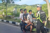 Polisi tilang kepada pengendara motor yang berbonjeng tiga orang