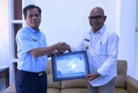 Kepala RRI Ende dan bupati Lembata Kanisius Tuaq memperlihatkan MOU yang sudah ditandatangani