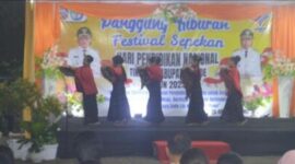 Siswa SD Negeri Roja membawakan tarian Nusantara 