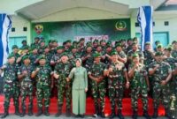 Dandim 1602 Ende yang baru Letkol Inf Dwi Harry Wibowo, bersama anggota