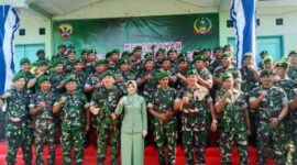 Dandim 1602 Ende yang baru Letkol Inf Dwi Harry Wibowo, bersama anggota