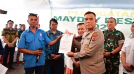 Perwakilan Buruh menyerahkan data dan tanda tangan Berita acara kepada Kapolda NTT