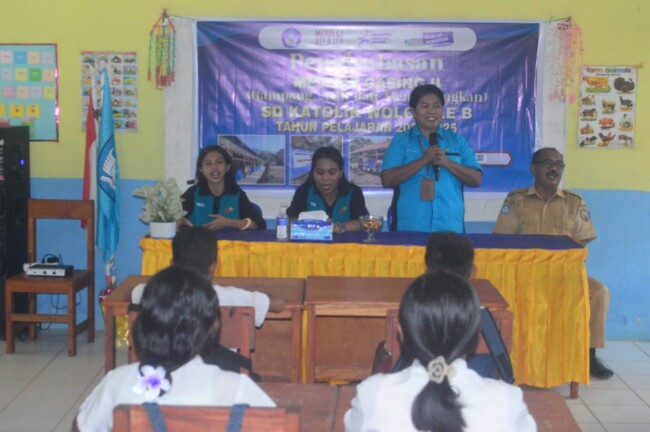 Ketua Panitia, Yuliana Pili, S.Pd, memberikan sambutan pada saat pembukaan kegiatan