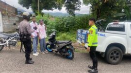 Polisi menegur para pelajar yang melakukan aksi konvoi kelulusan yang meresahkan warga