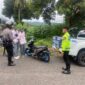 Polisi menegur para pelajar yang melakukan aksi konvoi kelulusan yang meresahkan warga