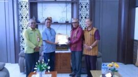 Bupati Lembata Kanisius Tuaq, Romo Deken Philipus Sinyo Da Gomez Pr., dan Ketua Yapenduklem, Petrus Toda Atawolo memperlihatkan dokumen Redistribusi Guru ke sekolah Swasta