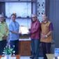 Bupati Lembata Kanisius Tuaq, Romo Deken Philipus Sinyo Da Gomez Pr., dan Ketua Yapenduklem, Petrus Toda Atawolo memperlihatkan dokumen Redistribusi Guru ke sekolah Swasta