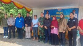 Bupati Ende Yoseph Benediktus Badeoda, Foto Bersama Usai Deklarasi Petani Hortikultura Sa Ate di Kecamatan Wewaria, Sabtu 17 Mei 2025