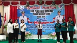 Gerald Oematan pose bersama guru pendamping usai mengajar materi kalkulus kepada puluhan guru matematika di Ende