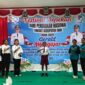 Gerald Oematan pose bersama guru pendamping usai mengajar materi kalkulus kepada puluhan guru matematika di Ende