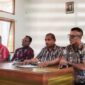 Kepala DLHD Ende, Kanisius Se dan para camat dalam kota Ende saat memberikan keterangan pers kepada sejumlah media saat konferensi pers