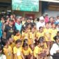Bupati Ende Yoseph Badeoda dan Wakil bupati Ende Domi Mere pose bersama anak sekolah, usai aksi bersih bersih di pasar Potulando, Jumat, 16 Mei 2025