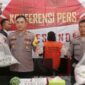 Kapolres Ende, AKBP Iptu Gede Joni Mahardika Menunjukkan Barang Bukti Ketika Memberikan Konferensi Pers, Soal Penetapan Bendahara RSUD Ende jadi Tersangka