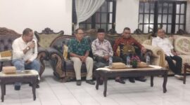 Ketua MUI Ende bersama Ketua PHDI dan Pendeta GMIT Ende, Bupati Ende dan Sekda Ende memberikan keterangan pers kepada sejumlah wartawan di Rumah jabatan Bupati, Kamis, 22 Mei 2025 malam pukul 21.30 Wita