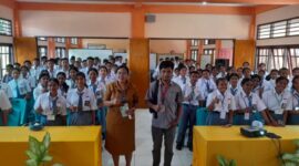 Yeremias Koro, Wartawan NusaPagi, bersama Guru SMK Yos Sudarso, pose bersama usai memberikan materi Bahaya Hoaks dan Jurnalistik/Foto ; Web