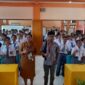 Yeremias Koro, Wartawan NusaPagi, bersama Guru SMK Yos Sudarso, pose bersama usai memberikan materi Bahaya Hoaks dan Jurnalistik/Foto ; Web