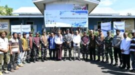 Pose bersama usai menyerahkan bantuan air 