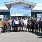 Pose bersama usai menyerahkan bantuan air 