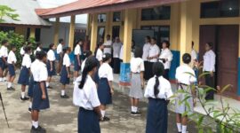 Siswa - Siswi SMP Kristen Ende, Menggelar Apel Bersama dalam rangka memperingati Hari Anak Nasional (HAN) 