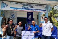 Kepala Cabang PT PELNI Ende, Ade Dinar Nugroho Pamungkas, menyerahkan motor sampah roda tiga kepada Karang Taruna Kelurahan Danga dan Karang Taruna Kelurahan Mautapaga, Kabupaten Ende, NTT.