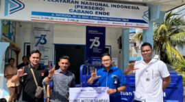 Kepala Cabang PT PELNI Ende, Ade Dinar Nugroho Pamungkas, menyerahkan motor sampah roda tiga kepada Karang Taruna Kelurahan Danga dan Karang Taruna Kelurahan Mautapaga, Kabupaten Ende, NTT.