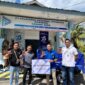 Kepala Cabang PT PELNI Ende, Ade Dinar Nugroho Pamungkas, menyerahkan motor sampah roda tiga kepada Karang Taruna Kelurahan Danga dan Karang Taruna Kelurahan Mautapaga, Kabupaten Ende, NTT.
