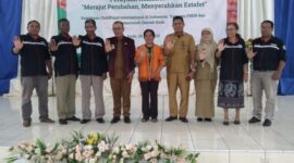Bupati Ende Yoseph Badeoda dan Pengurus Yayasan FREN pose bersama usai kegiatan di aula Paroki Onekore