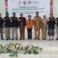 Bupati Ende Yoseph Badeoda dan Pengurus Yayasan FREN pose bersama usai kegiatan di aula Paroki Onekore