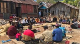 peletakan batu pertama Rumah adat Poka di Desa Longko, Kecamatan Wae Rii’i