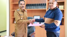 Ketua Forum Eks THL Nagekeo, Agustinus Bebi Daga, S.IP, menyerahkan dokumen Tenaga THL kepada Wakil Bupati Nagekeo