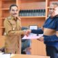 Ketua Forum Eks THL Nagekeo, Agustinus Bebi Daga, S.IP, menyerahkan dokumen Tenaga THL kepada Wakil Bupati Nagekeo