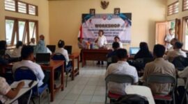 Kadis Pendidikan dan Kebudayaan Kabupaten Ende, Matildis Mensi Tiwe sedang memberikan arahan kepada para operator desa