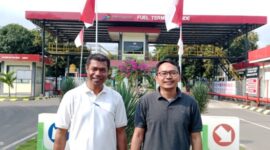 Yakobus Mbira, Anggota TP2D bidang Ekonomi dan Pariwisata pose bersama FUEL Terminal Manager Ende Syaiful Anwar Nursanto, usai koordinasi soal kelangkaan BBM di Ende