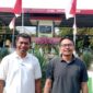 Yakobus Mbira, Anggota TP2D bidang Ekonomi dan Pariwisata pose bersama FUEL Terminal Manager Ende Syaiful Anwar Nursanto, usai koordinasi soal kelangkaan BBM di Ende
