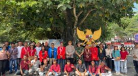 Aparat dan Mahasiswa pose bersama usai doa bersama dibawah pohon Sukun
