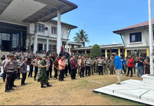 Mahasiswa gelar orasi di depan Kantor bupati Ende,