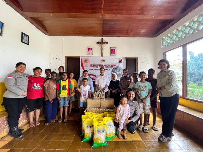 Polwan Polres Ende bagi sembako buat warga di HUT Polwan yang ke - 77