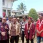 Bupati Ende Yoseph Benediktus Badeoda Ketika menerima massa Aksi dari Cipayung Plus