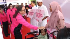 Ketua Bhayangkari serahkan Bantuan alat ibadah 