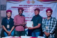 Penyerahan palu sidang dari Ad Hock kepada Mandataris terpilih